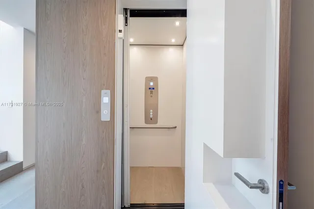 $21,900,000 | 960 Mariner Drive, Key Biscayne, FL 33149