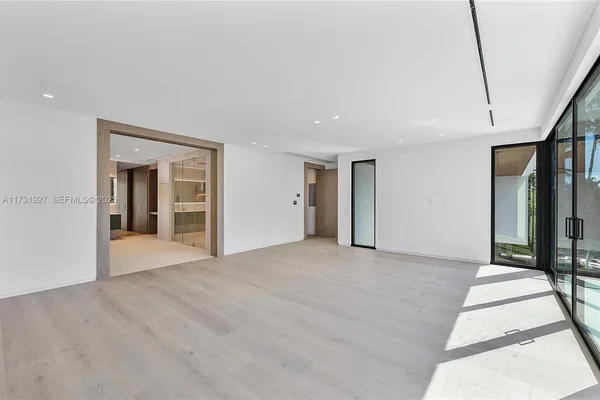 $20,300,000 | 960 Mariner Drive, Key Biscayne, FL 33149