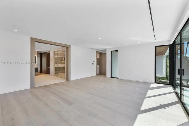 $21,900,000 | 960 Mariner Drive, Key Biscayne, FL 33149