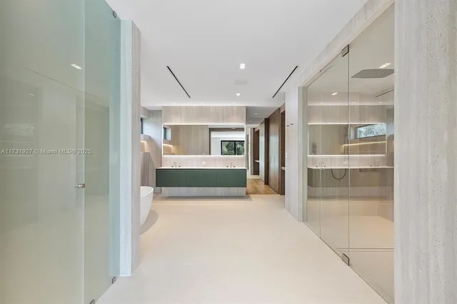 $21,900,000 | 960 Mariner Drive, Key Biscayne, FL 33149