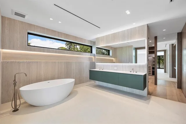 $21,900,000 | 960 Mariner Drive, Key Biscayne, FL 33149