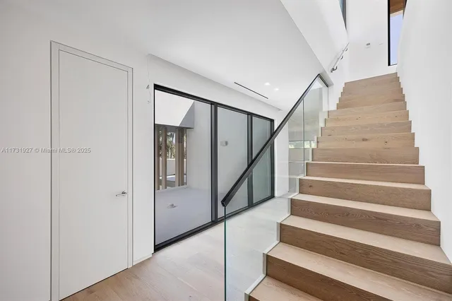 $21,900,000 | 960 Mariner Drive, Key Biscayne, FL 33149