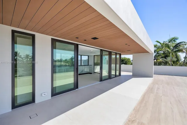 $21,900,000 | 960 Mariner Drive, Key Biscayne, FL 33149