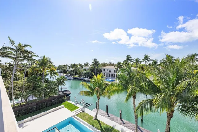 $21,900,000 | 960 Mariner Drive, Key Biscayne, FL 33149