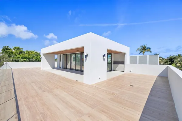 $20,300,000 | 960 Mariner Drive, Key Biscayne, FL 33149