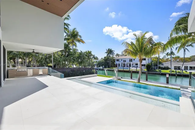 $21,900,000 | 960 Mariner Drive, Key Biscayne, FL 33149