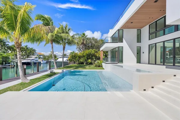$20,300,000 | 960 Mariner Drive, Key Biscayne, FL 33149