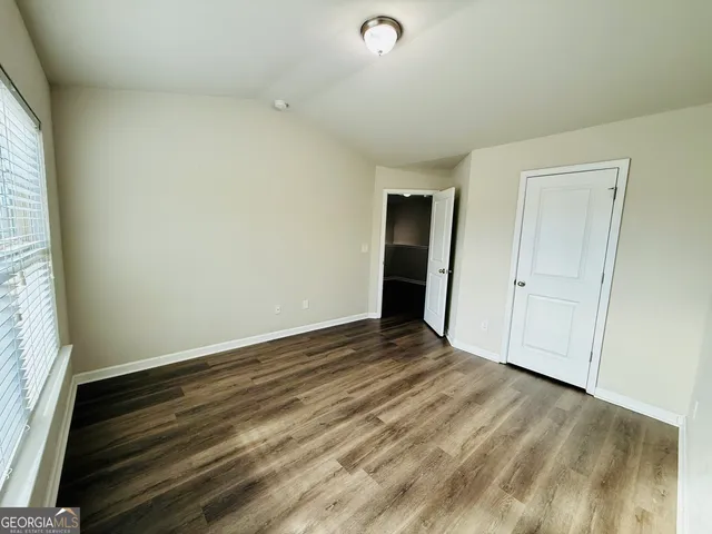 a view of a house with backyard