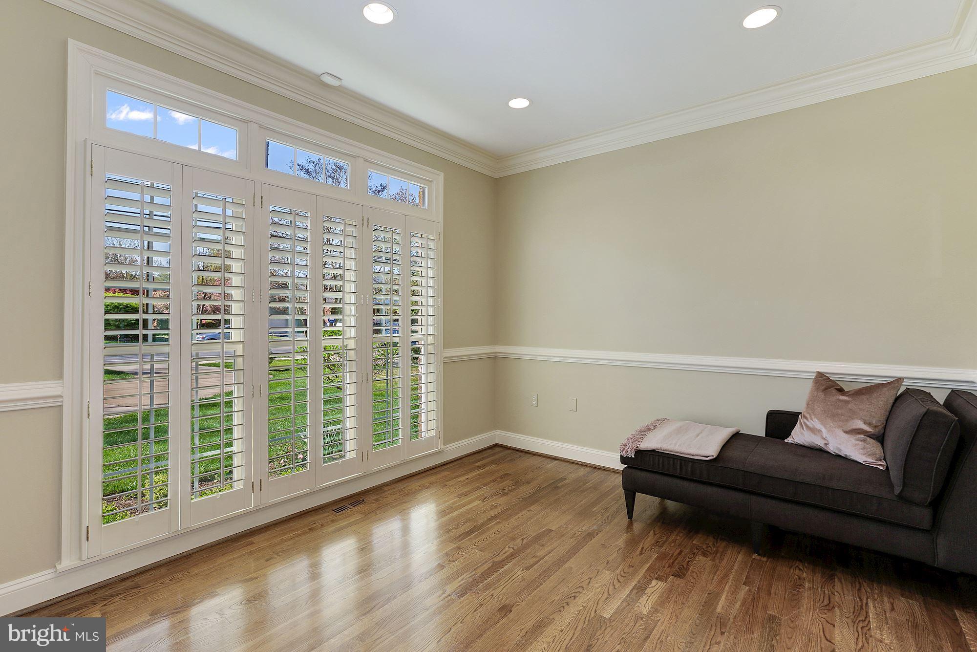 5913 Greentree Road Bethesda, MD 20817 - Photo 7 of 30 Living Room