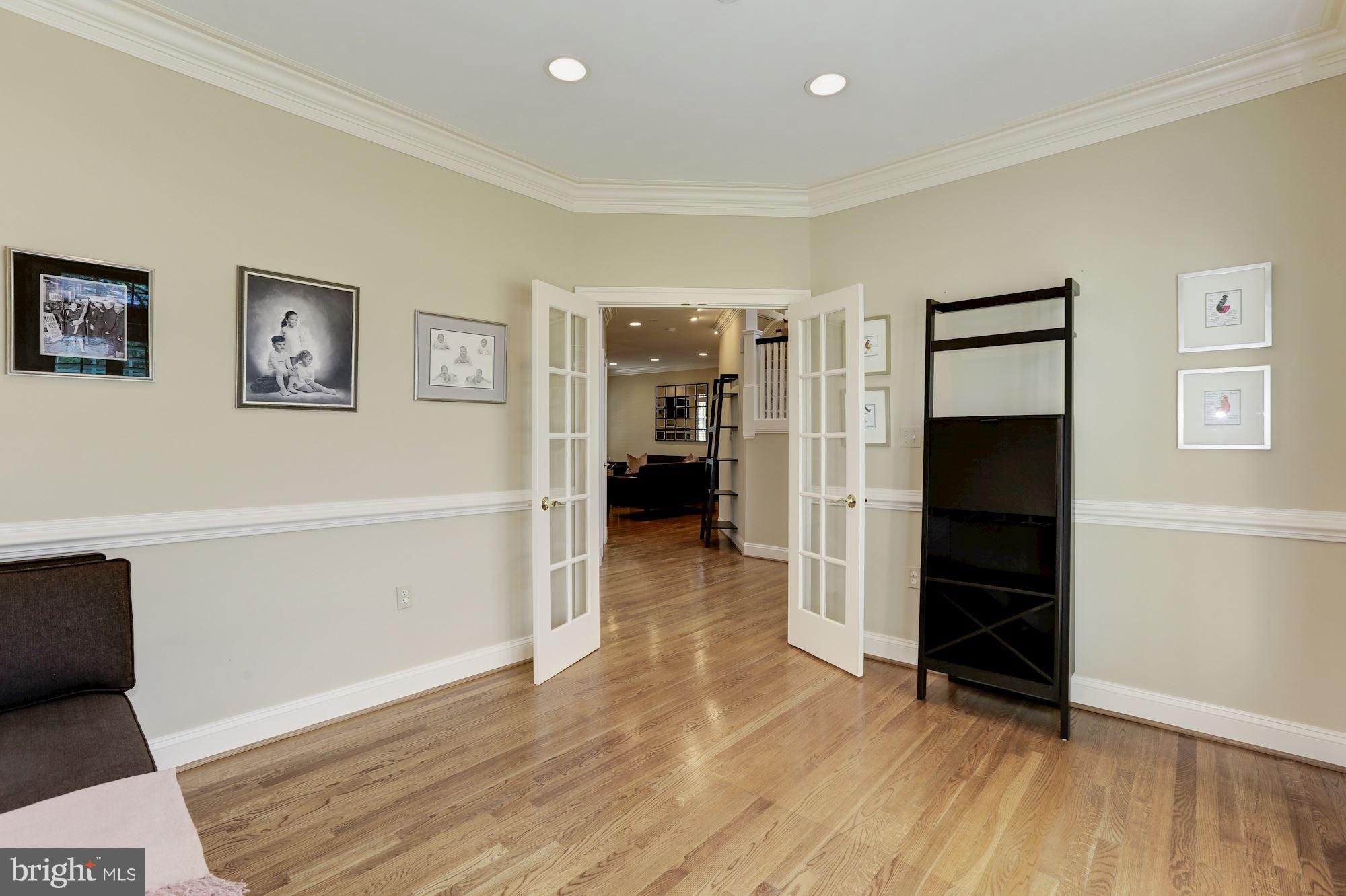 5913 Greentree Road Bethesda, MD 20817 - Photo 8 of 30 Living Room