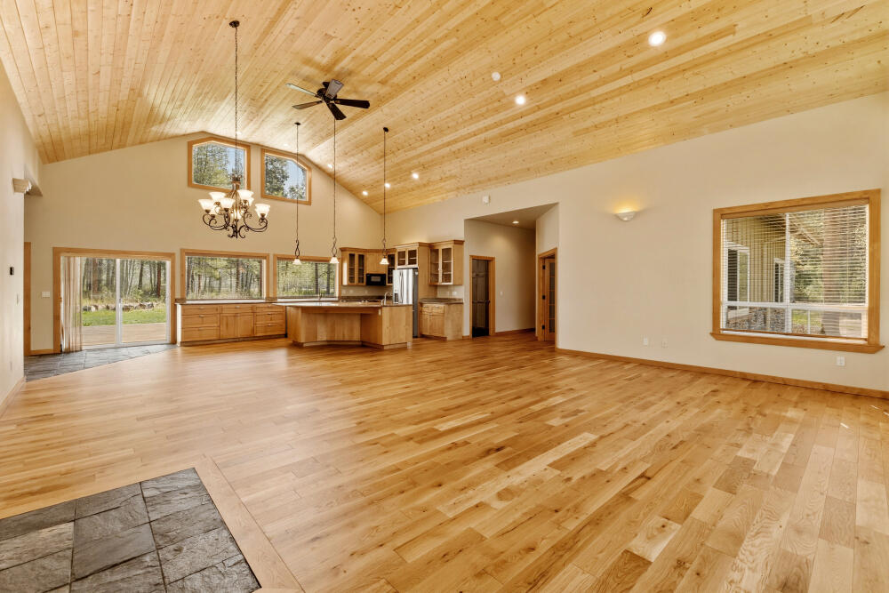 50205 Highway 62 Chiloquin, OR 97624 - Photo 2 of 44 Main home, kitchen and living area