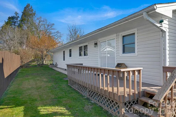 a view of a house with backyard and porch