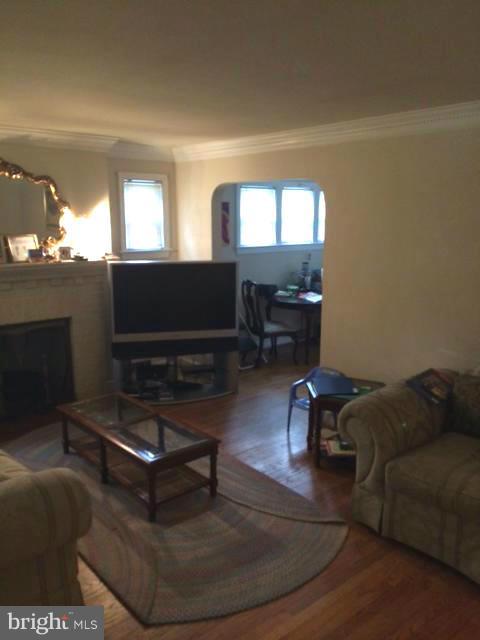 408 Lanark Way Silver Spring, MD 20901 - Photo 12 of 28 Living Room