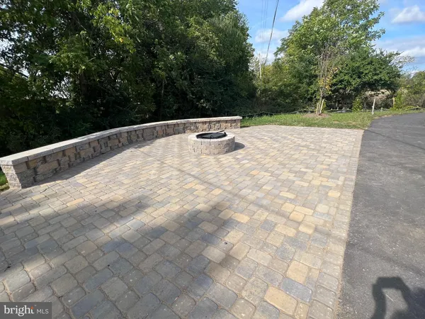 a view of a back yard