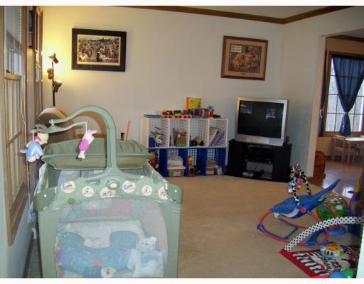 211 East Harbison Road Pittsburgh, PA 15205 - Photo 6 of 17 Living Room.