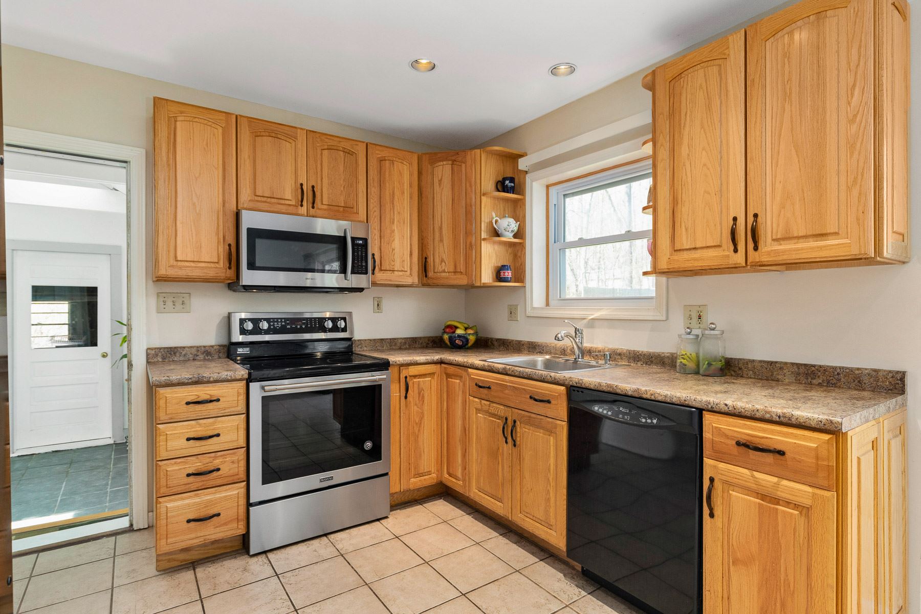 39 Taft Road Portsmouth, NH 03801 - Photo 8 of 40 Gallery Image 8