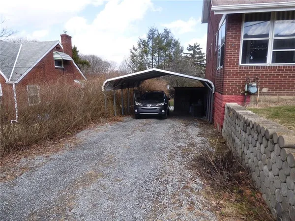 a view of yard in front of house