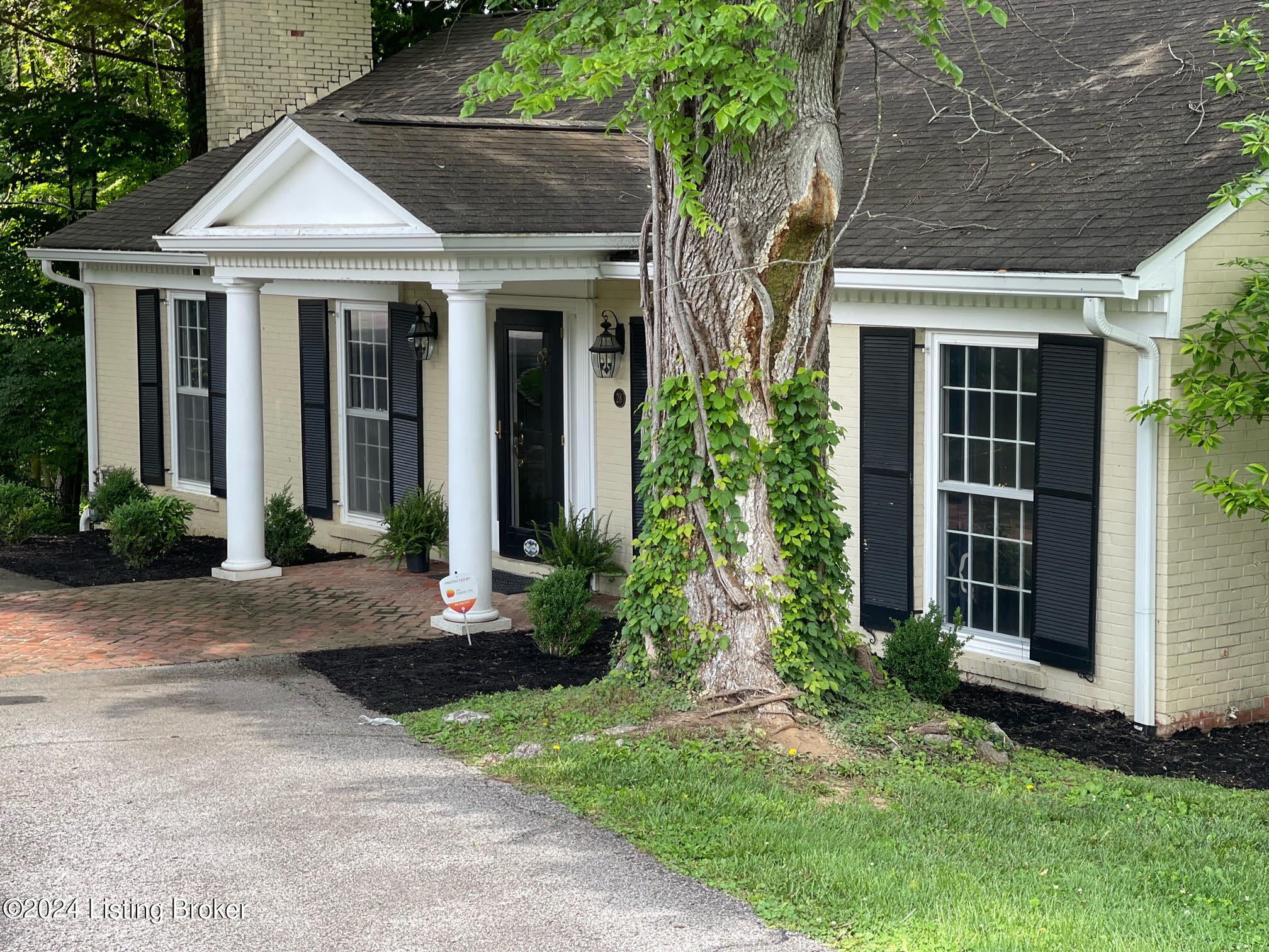 28 Southwind Road Louisville, KY 40207 - Photo 2 of 49 Pic 1