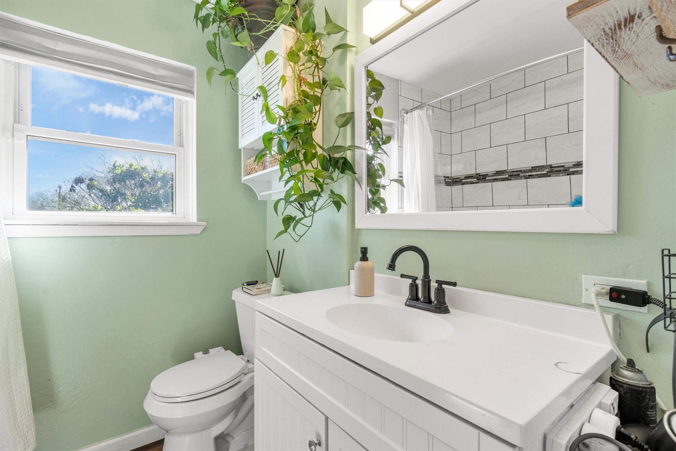 8800 Redfield Lane Austin, TX 78758 - Photo 15 of 27 Updated full bathroom with modern finishes.