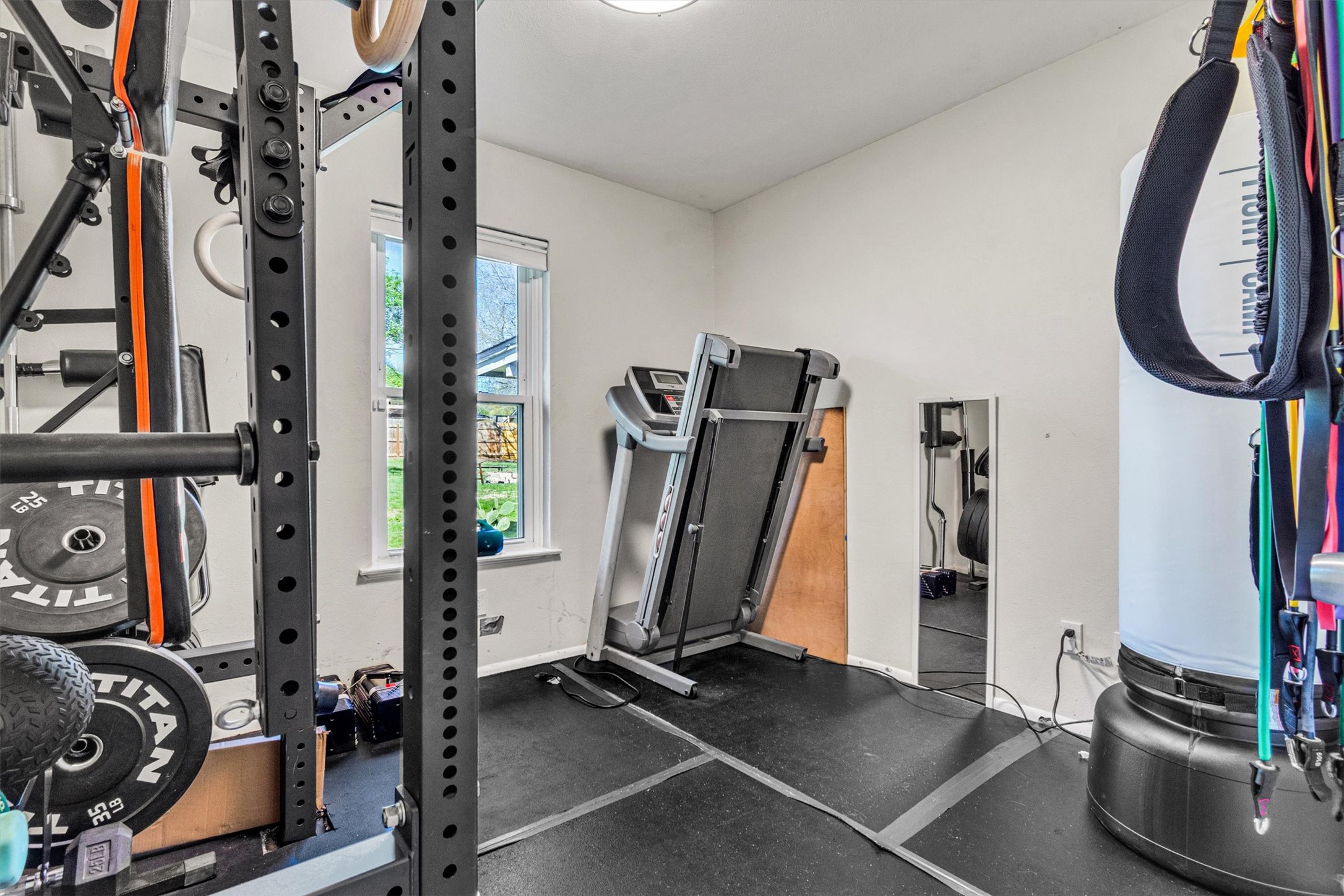 8800 Redfield Lane Austin, TX 78758 - Photo 17 of 27 Third bedroom currently used as a home gym — great flex space.