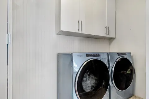 a view of entryway with washer and dryer