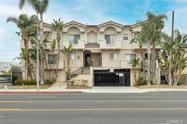 $579,000 | 7124 Woodman Avenue, Unit 3, Van Nuys, CA 91405