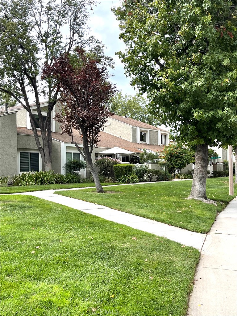 front common area greenbelt/walkway to home