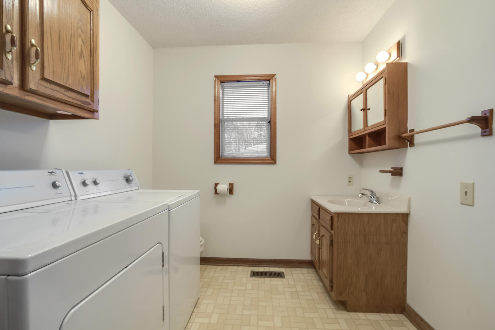 175 Suddath Road Harriman, TN 37748 - Photo 29 of 39 29_SuddathRoad_175_Laundry-HalfBath