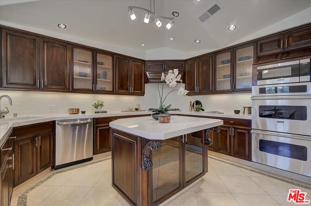 3760 Longview Valley Road Sherman Oaks, CA 91423 - Photo 18 of 53 Gallery Image 18