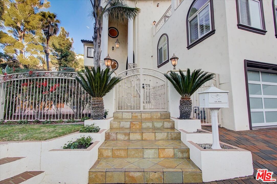 3760 Longview Valley Road Sherman Oaks, CA 91423 - Photo 4 of 53 Gallery Image 4