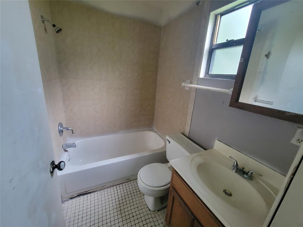 1290 Henson Lane, Unit 1 Bartow, FL 33830 - Photo 11 of 12 a bathroom with a sink a toilet and a bathtub
