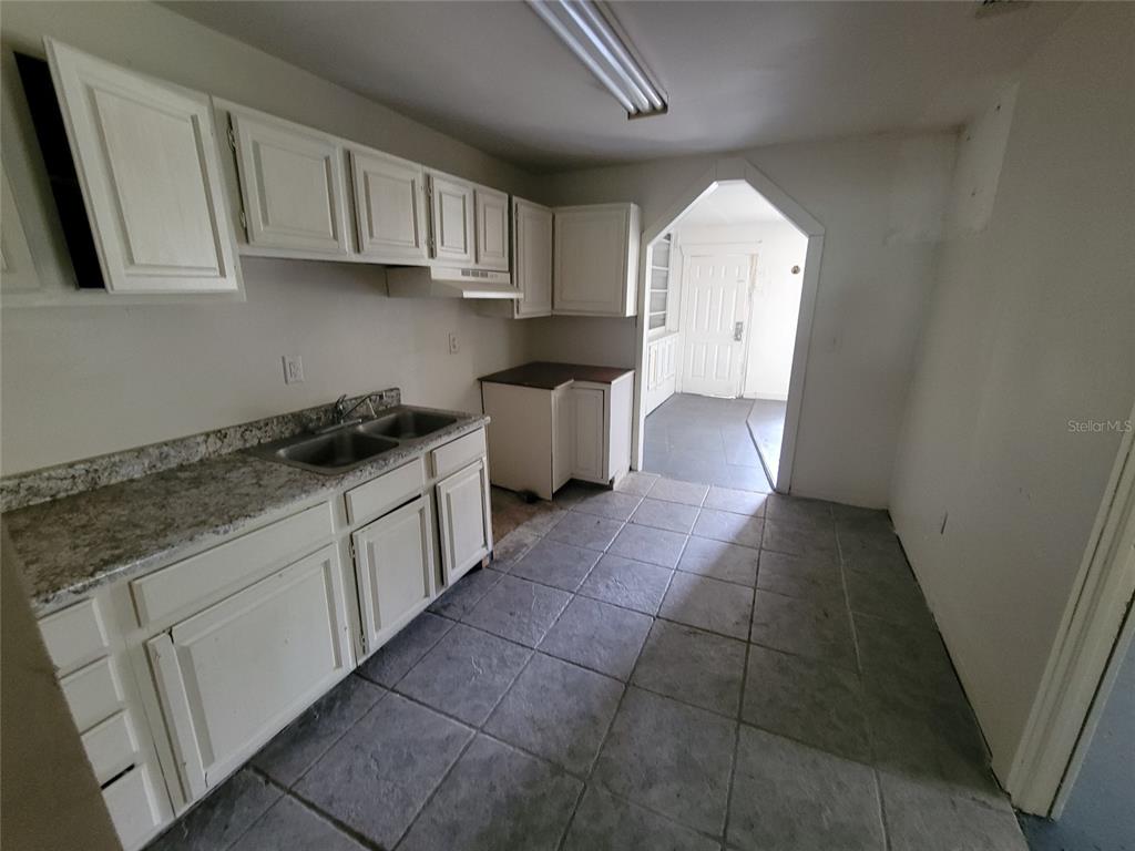 1290 Henson Lane, Unit 1 Bartow, FL 33830 - Photo 4 of 12 a kitchen with a stove a refrigerator and cabinets