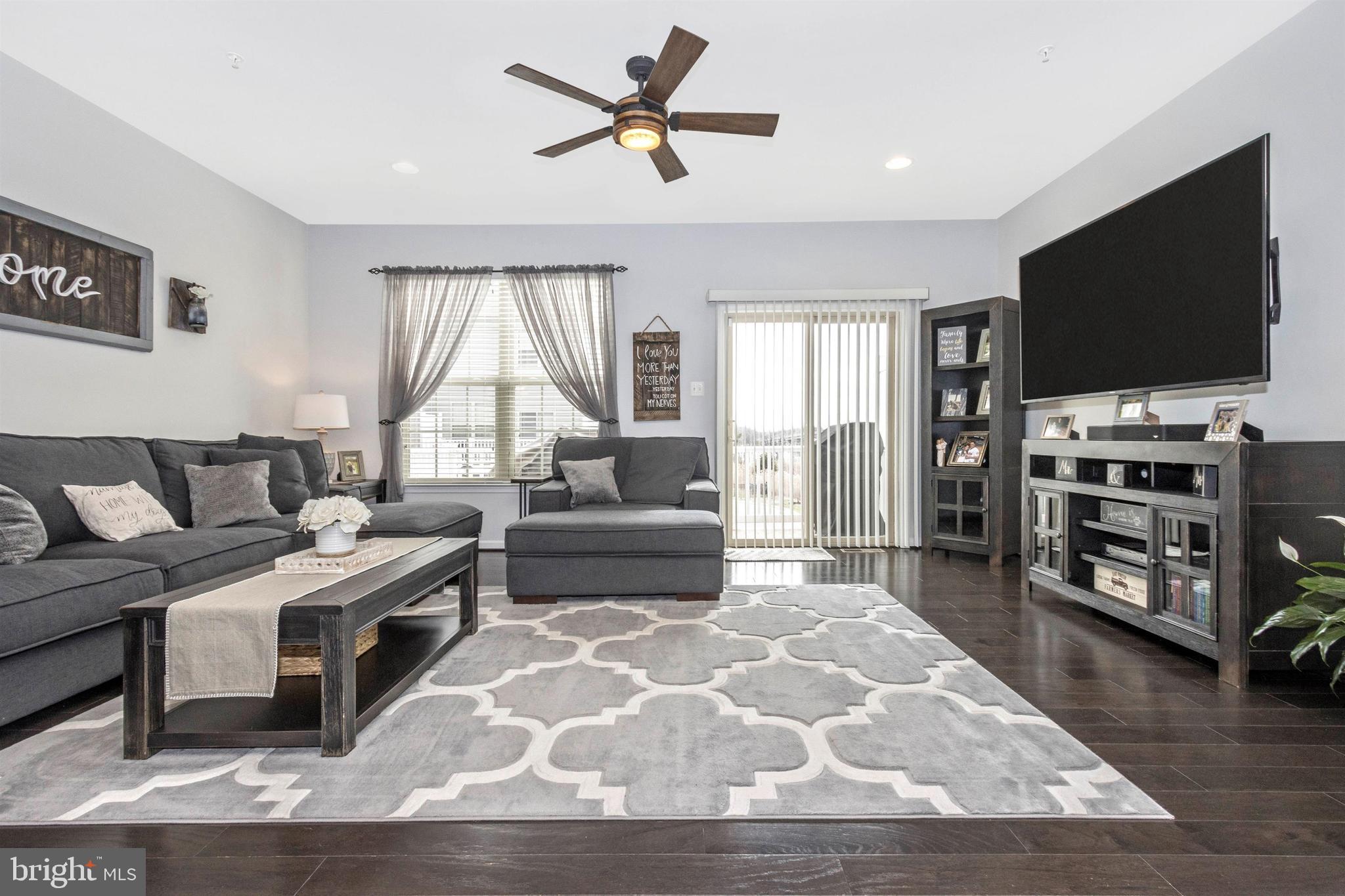 Great living room with waterviews from the deck