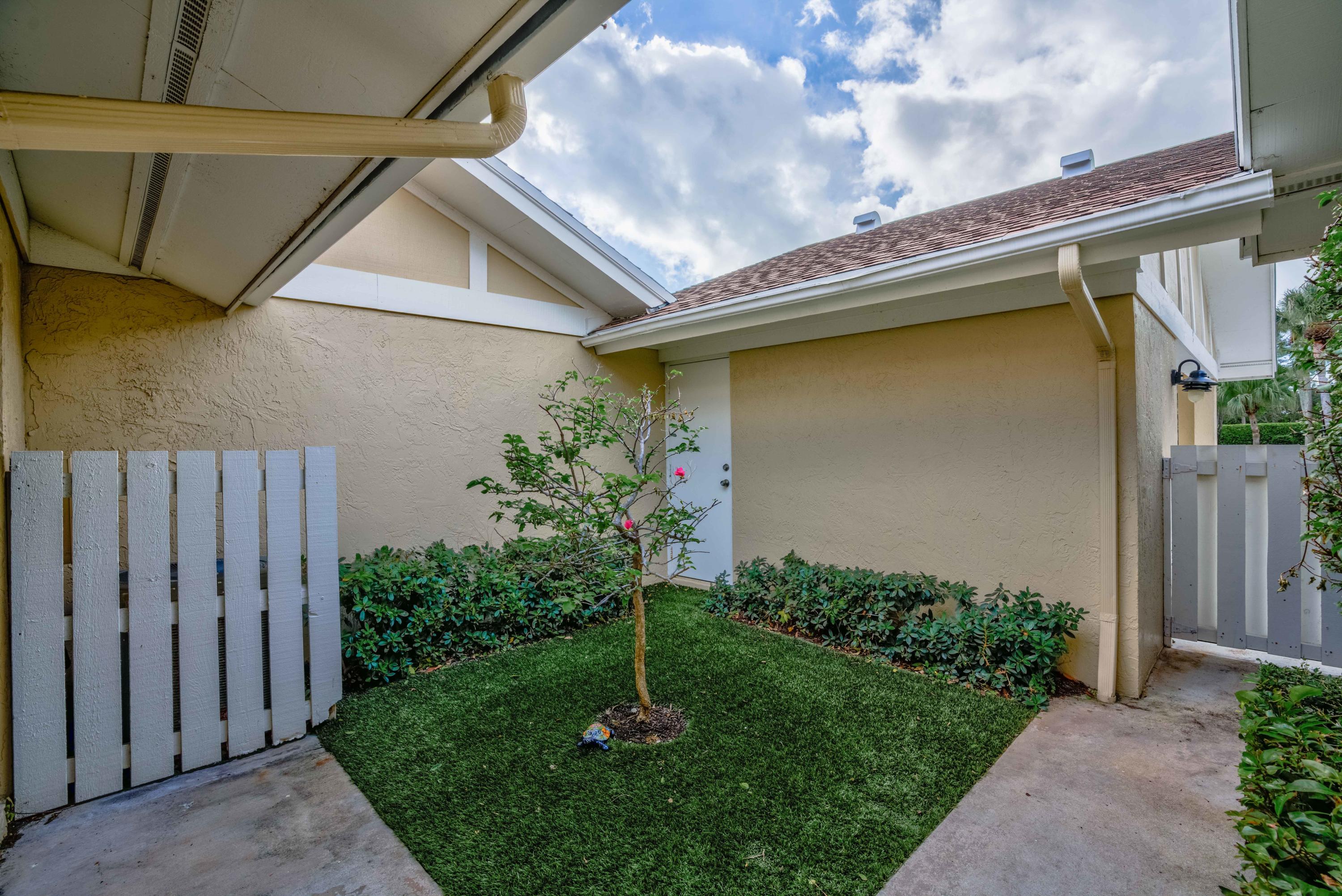 3673 Cape Pointe Circle Jupiter, FL 33477 - Photo 4 of 37 Fenced Courtyard with gate