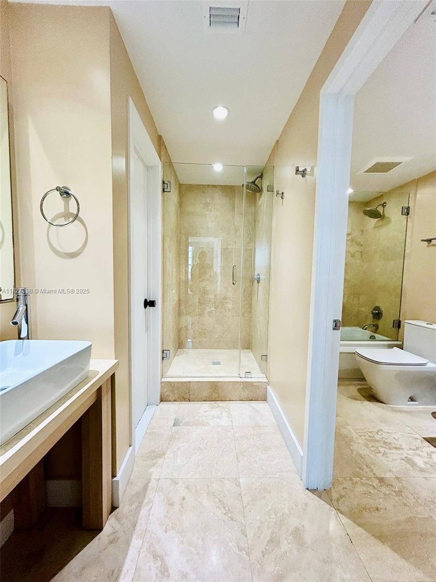 100 Lincoln Road, Unit 1429 Miami Beach, FL 33139 - Photo 10 of 13 a bathroom with a bathtub and a sink