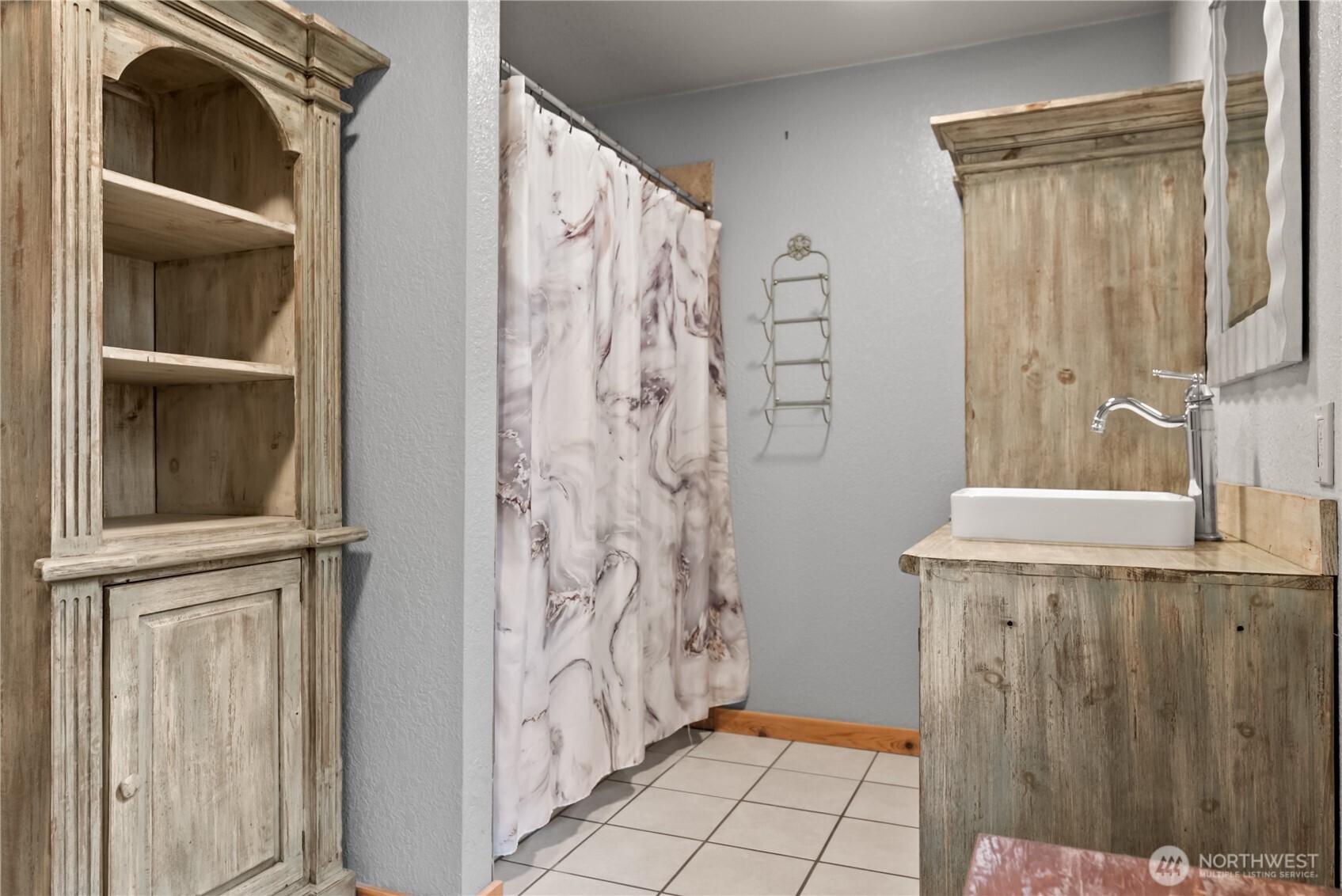 56 Ruby Two Moons Road Tonasket, WA 98855 - Photo 22 of 40 a view of a bathroom with mirror and shower