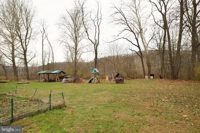 a view of a yard with a house