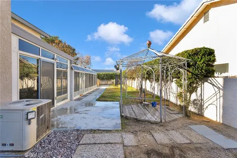 a view of a house with backyard