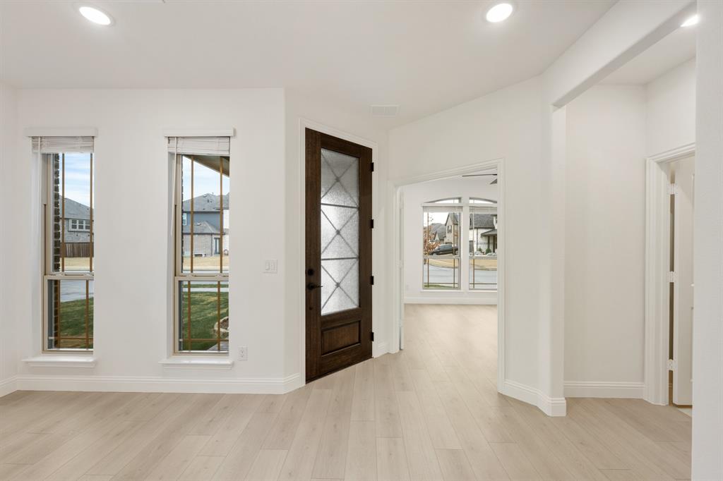 2813 Spg Vly Way Anna, TX 75409 - Photo 5 of 40 an empty room with windows and closet