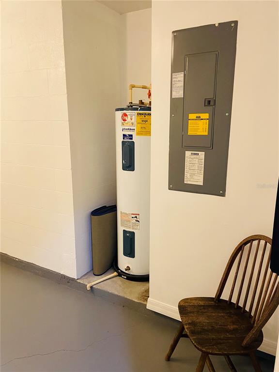 11658 Mango Ridge Boulevard Seffner, FL 33584 - Photo 19 of 20 a view of a hallway with seating area