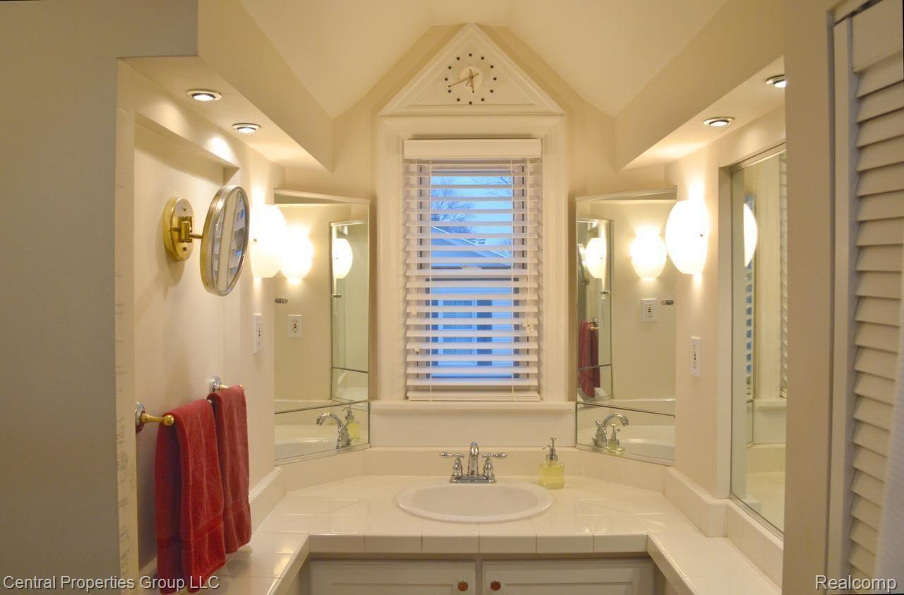 168 Hamilton Road Bloomfield Hills, MI 48301 - Photo 25 of 46 Full bathroom located on the upper level.