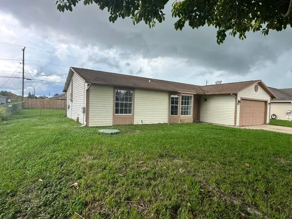 $2,400 | 1021 Southwest Dubois Ave Port Street, Port St. Lucie, FL 34953