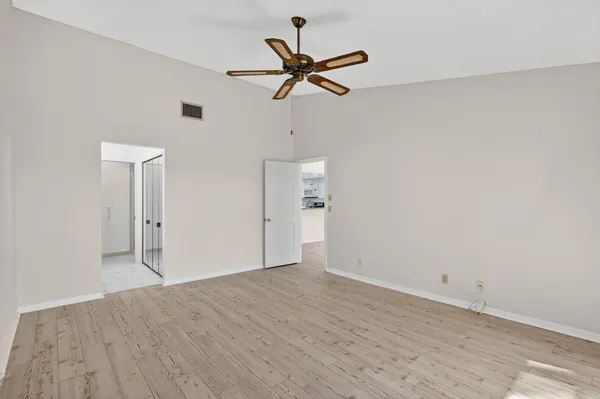 a view of empty room with a ceiling fan