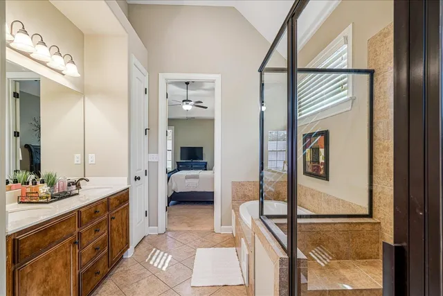a en suite spacious bathroom with a double vanity sink and a mirror