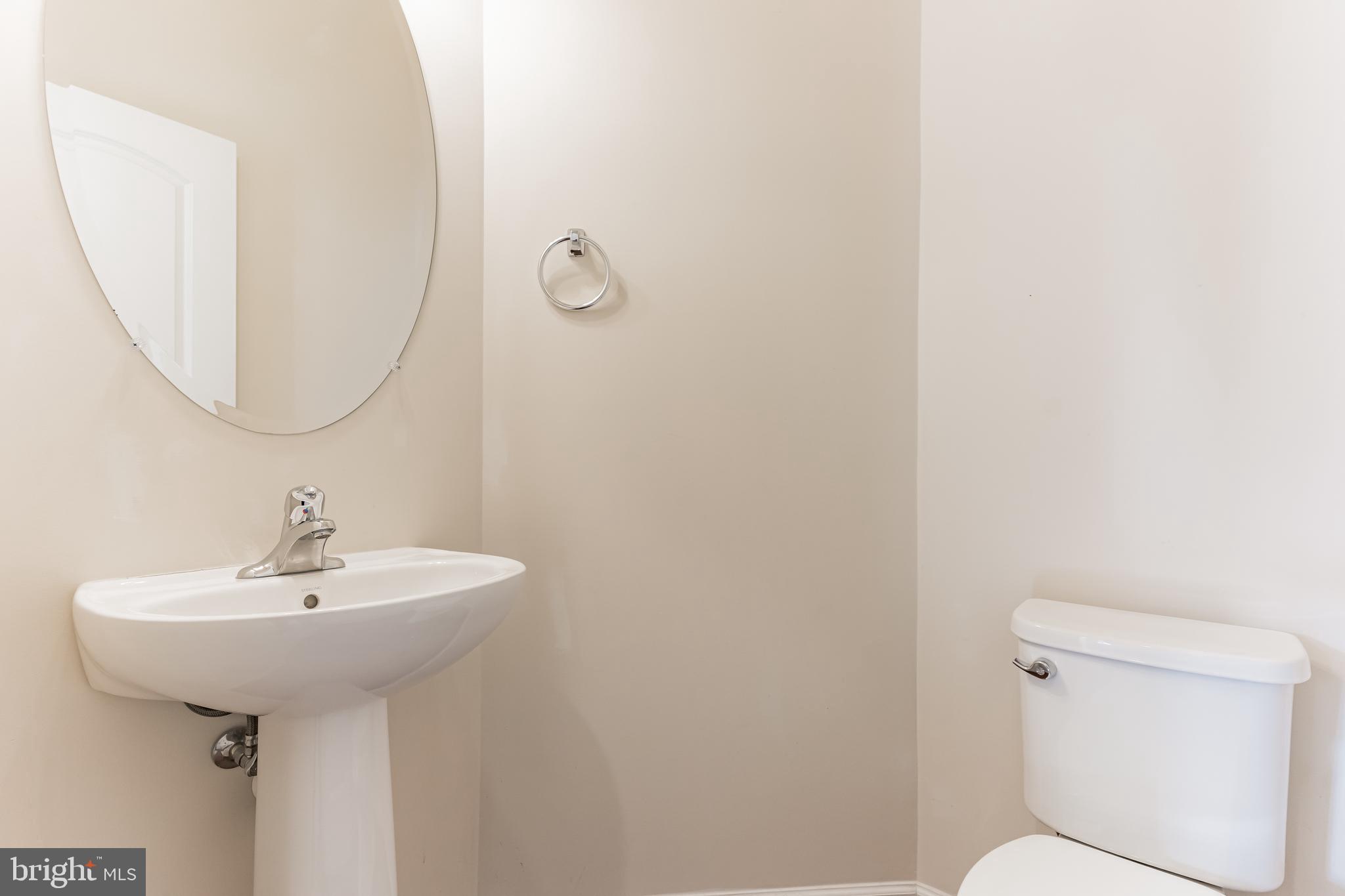 25621 Pleasant Valley Road Chantilly, VA 20152 - Photo 27 of 52 a bathroom with a sink a mirror and a toilet