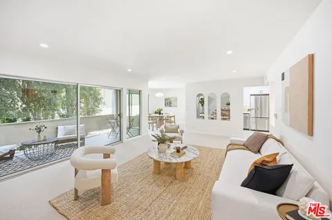 $1,500,000 | 516 San Vicente Boulevard, Unit 206, Santa Monica, CA 90402