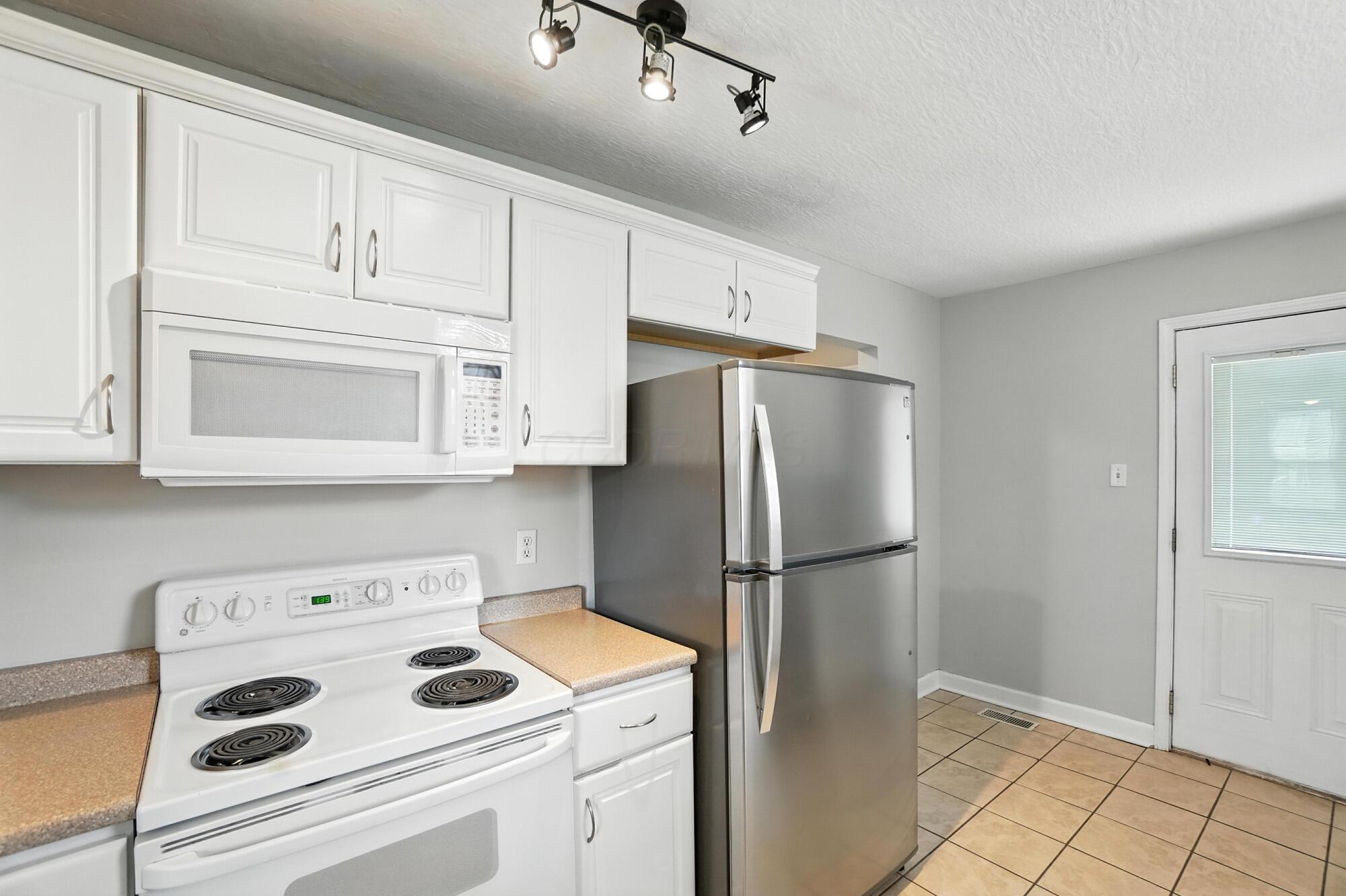 2079 Inchcliff Road Columbus, OH 43221 - Photo 13 of 36 014