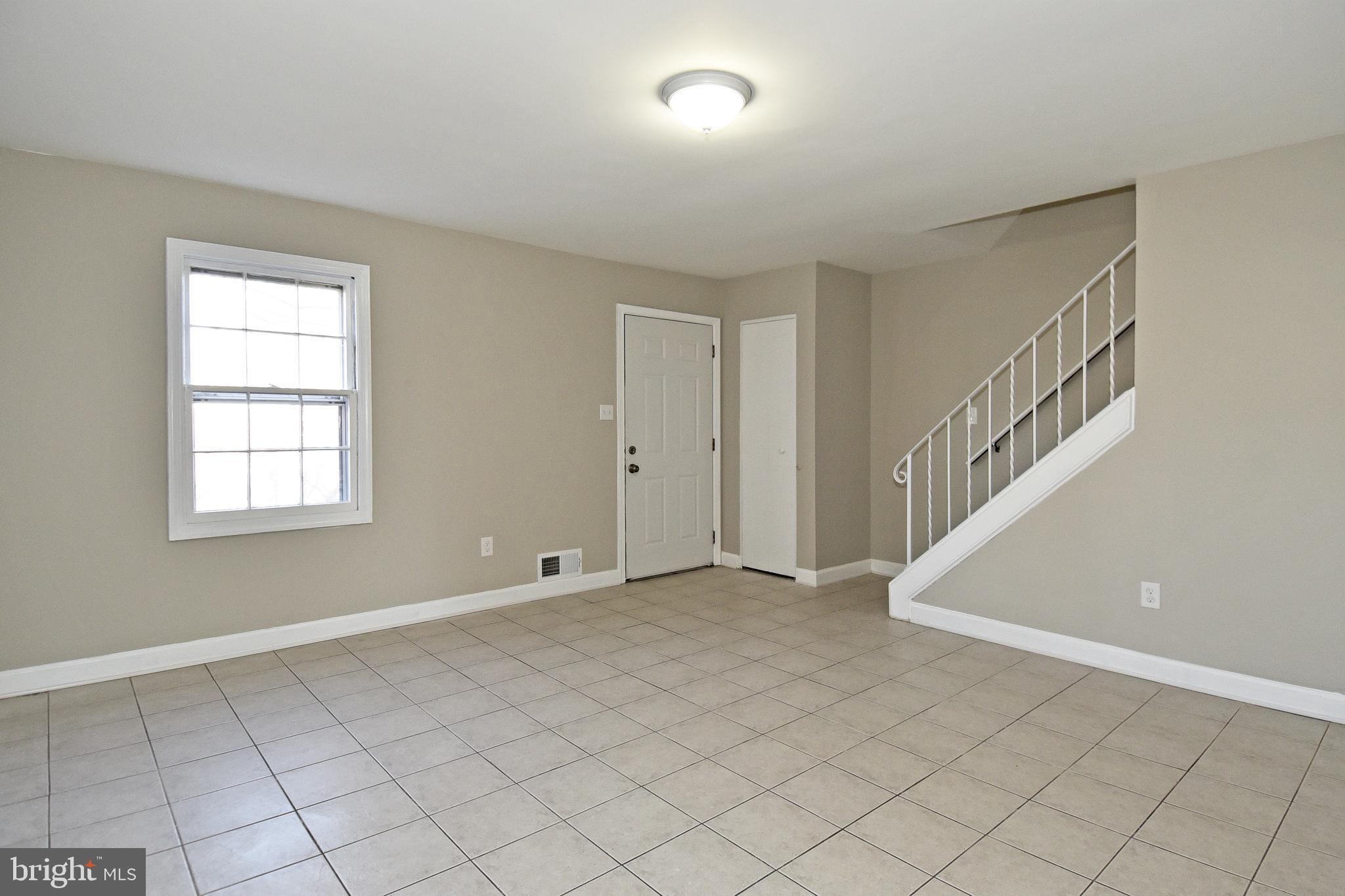 9778 Bragg Lane Manassas, VA 20110 - Photo 6 of 30 Large light and bright Family Room