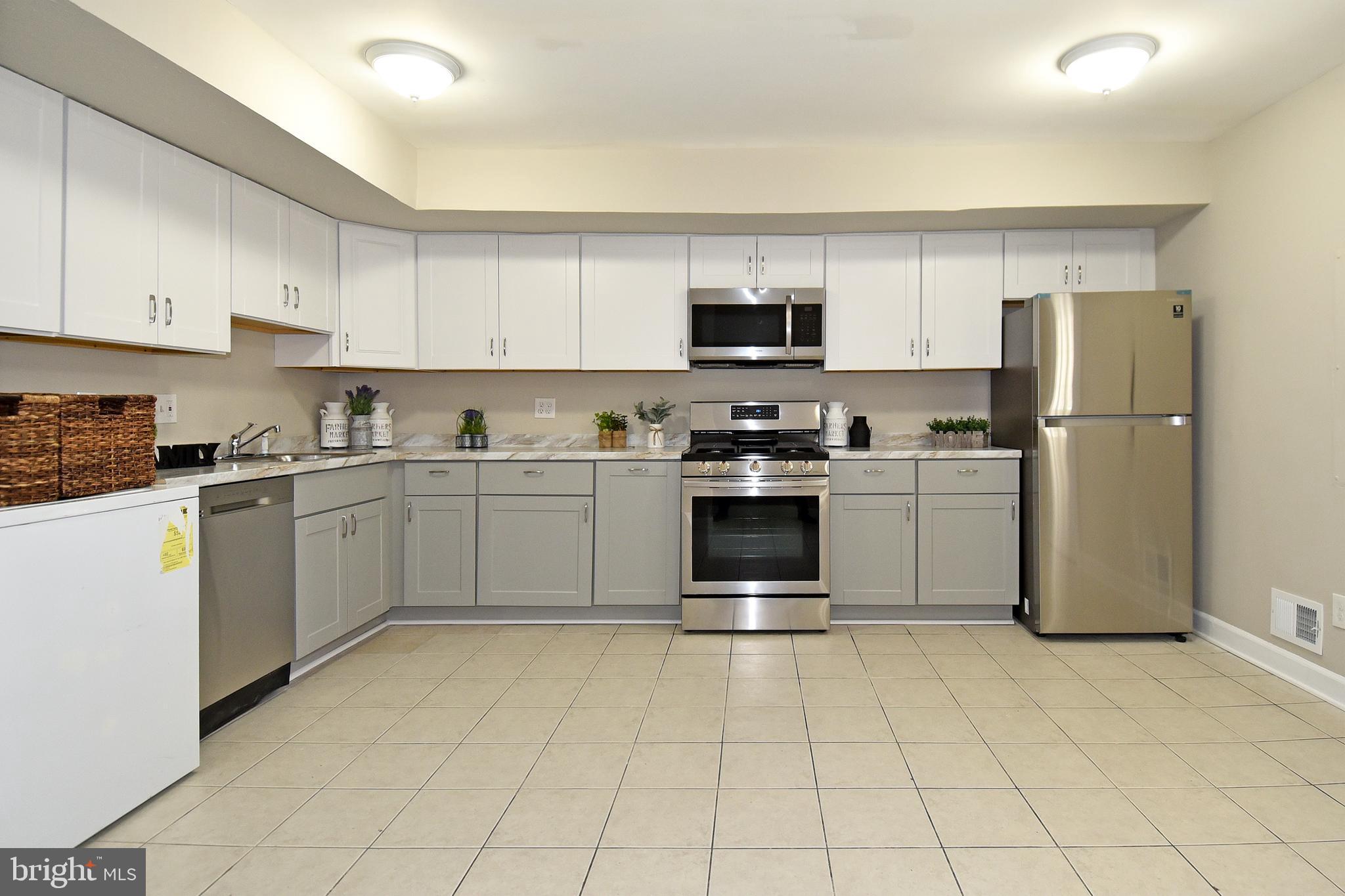 9778 Bragg Lane Manassas, VA 20110 - Photo 9 of 30 Large Eat in Kitchen