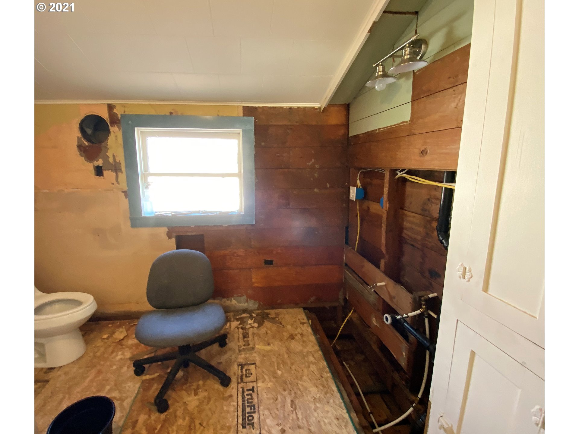 901 Highway Avenue Reedsport, OR 97467 - Photo 27 of 30 Upstairs Unit